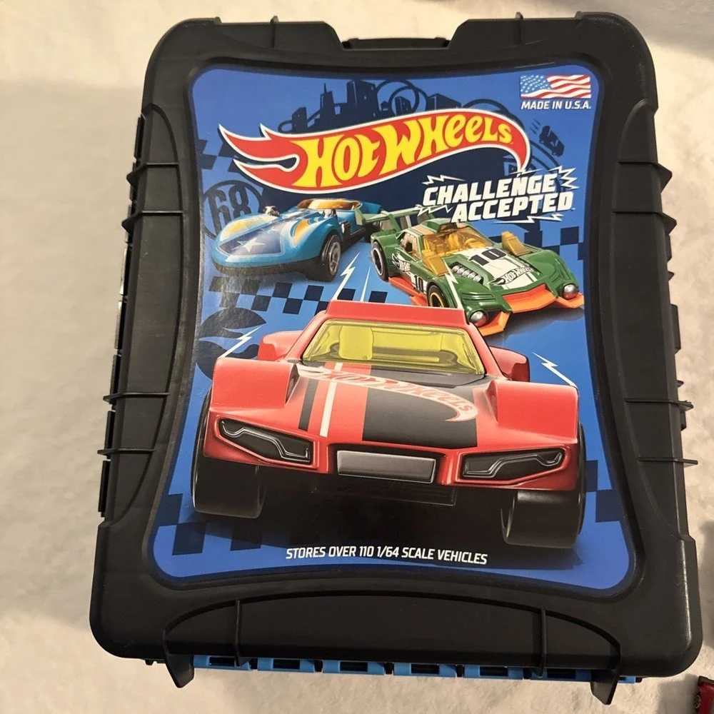 Big HOT WHEELS Lot Rolling 110 Car Carry Case With Mix Of 30 Vehicles